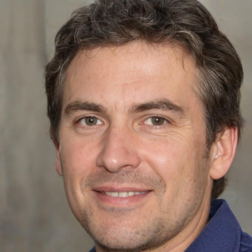 Retrato profesional de Javier mostrando confianza en su desarrollo empresarial