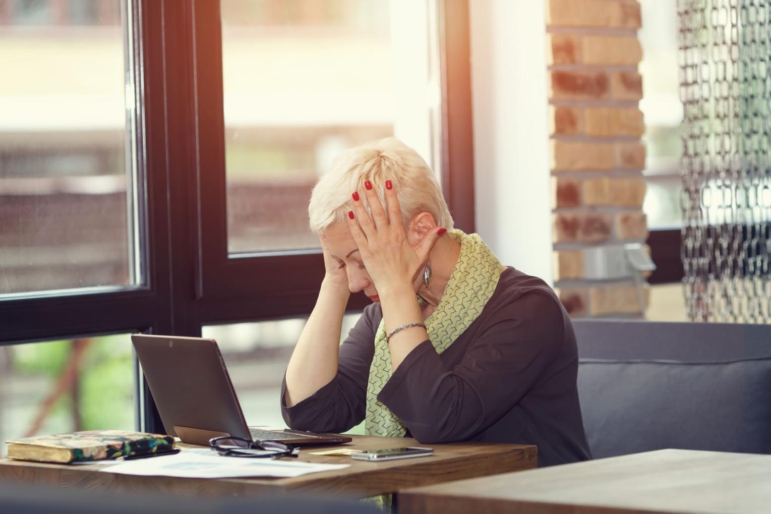 Grupo de egresados colaborando en proyecto estratégico durante sesión de networking