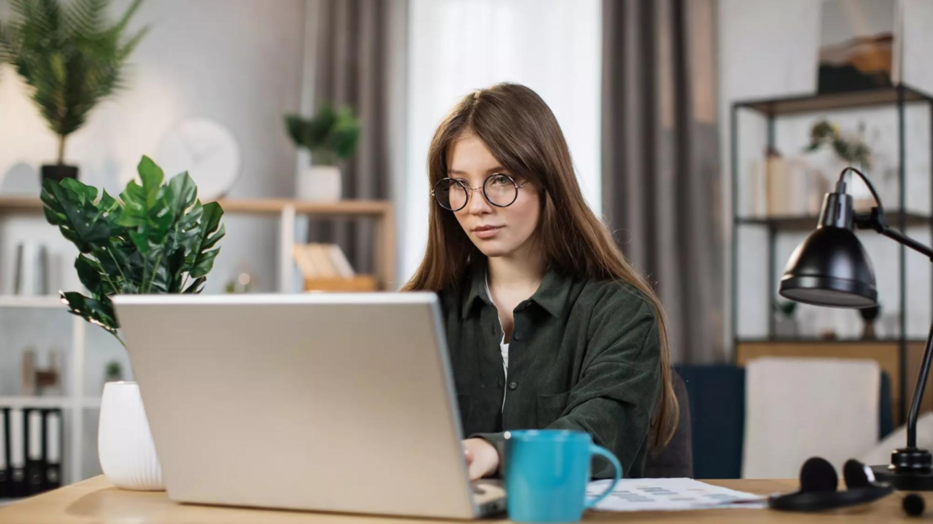 Equipo colaborando en sesión virtual