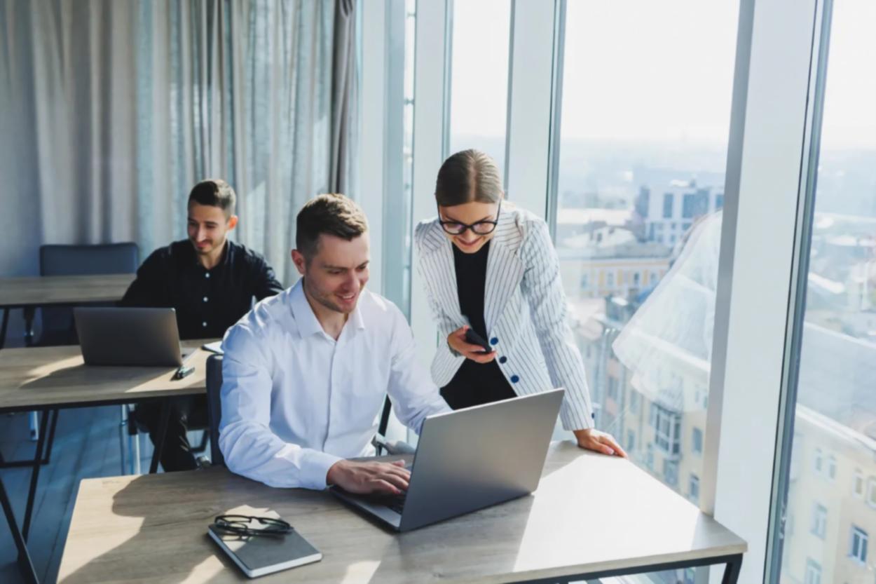 Estudiante participando en sesión en línea desde diferentes dispositivos