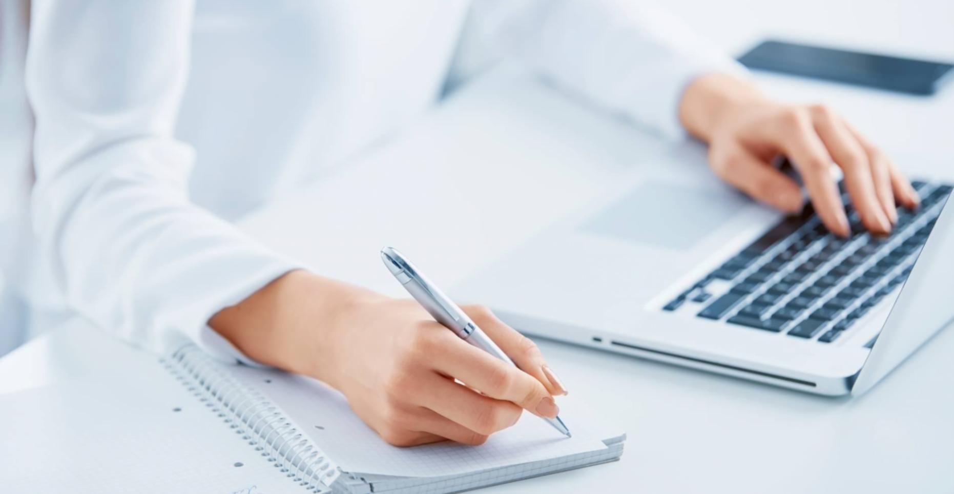 Sesión colaborativa entre profesionales analizando modelos de negocio en pantallas compartidas