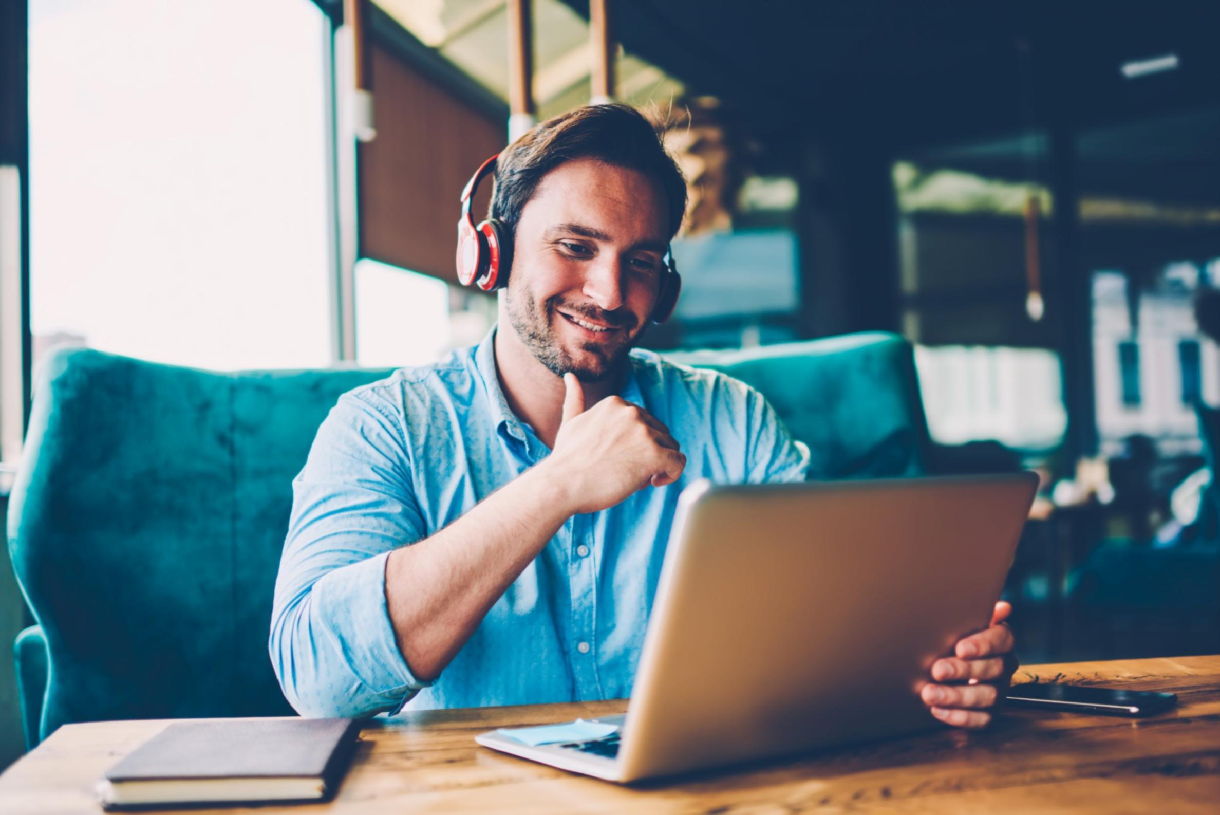 Estudiantes analizando modelos de negocio en sesión práctica